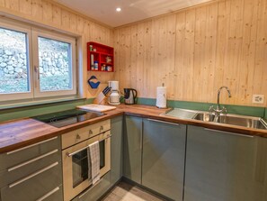Kühlschrank, Mikrowelle, Geschirrspüler, Kochgeschirr/Geschirr/Besteck