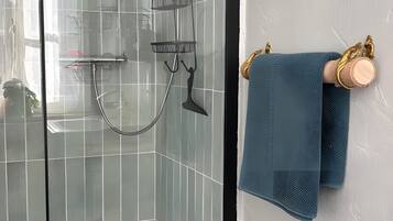 Een douche, een haardroger, handdoeken