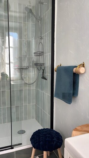 Bathroom - Guest Room 'La Chambre Octave at La Parenthèse' with Private Garden and Wi-Fi (Folles)