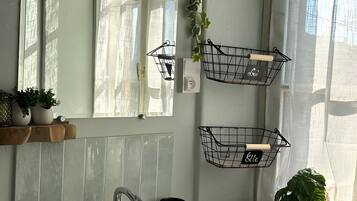Shower, hair dryer, towels