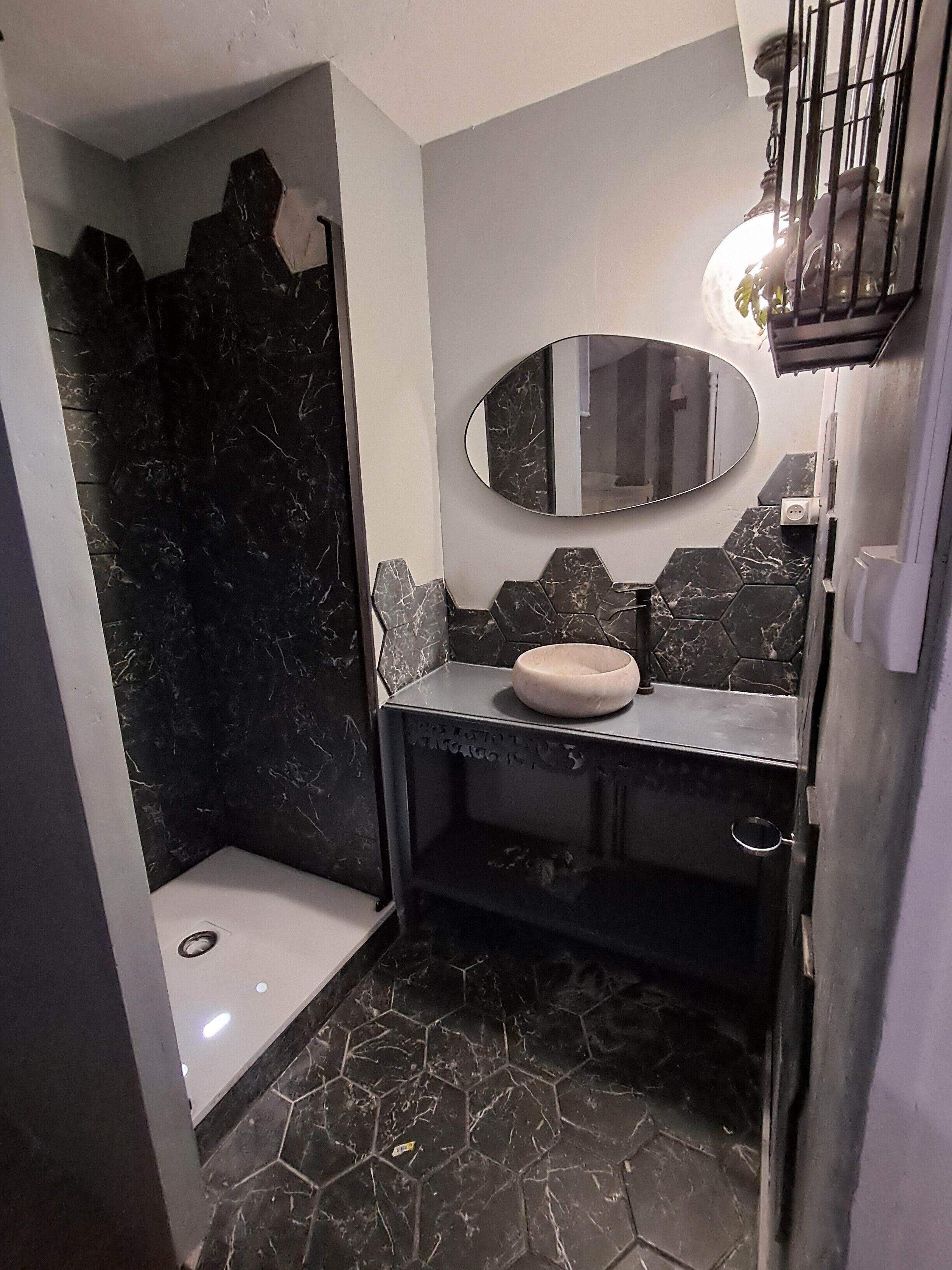 Een douche, een haardroger, handdoeken