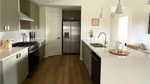 Unclassified image, 3 of 15, button - Modern South ATX - 3BR - Fast WiFi - Free Parking (Austin)