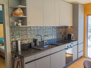 Kühlschrank, Geschirrspüler, Kochgeschirr/Geschirr/Besteck