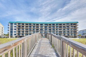 Ein mehrstöckiges Hotel mit einem hölzernen Gang, der zum Eingang führt.