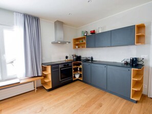 Kühlschrank, Geschirrspüler, Kochgeschirr/Geschirr/Besteck