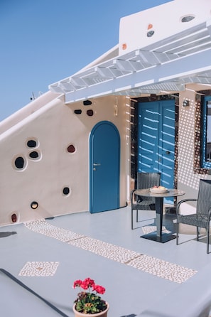 Estudio superior, baño privado | Restaurante al aire libre