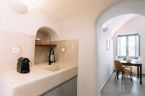 Estudio superior, baño privado | Interior