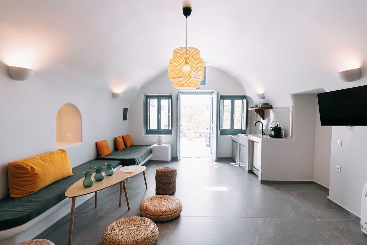 Estudio exclusivo, baño privado | Área de sala de estar