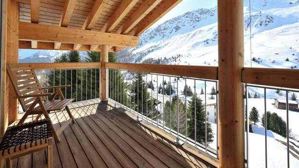 A wooden balcony with a metal railing overlooking a snowy mountain landscape. - Erzhornblick Appartement/Fewo, Dusche und Bad, WC, 3 Schlafräume by Interhome (Arosa)