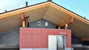 A building with a red facade, a white door, and the name 'Pranursa' on the side. - Erzhornblick Appartement/Fewo, Dusche und Bad, WC, 3 Schlafräume by Interhome (Arosa)