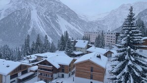 A snow-covered mountain town with modern buildings, including a lodge with a sign 'CASA CREUZA.' - Ritschis Home Appartement/Fewo, Dusche, WC, 4-Bettwohnung Ritschis Home by Interhome (Arosa)