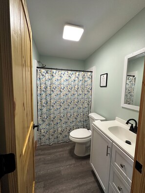 ヘアドライヤー、タオル、石鹸、トイレットペーパー