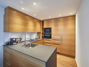Kühlschrank, Mikrowelle, Ofen, Geschirrspüler