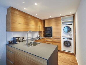 Kühlschrank, Mikrowelle, Ofen, Geschirrspüler