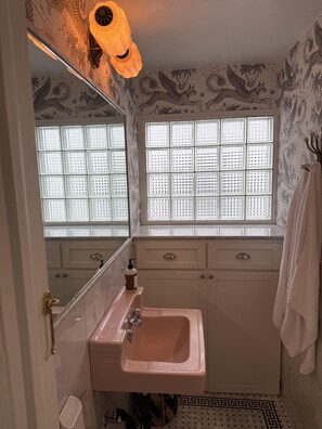 Bathroom - Bella Azul - Charming Home Minutes From Campus 3 Bedroom Home (Eugene)