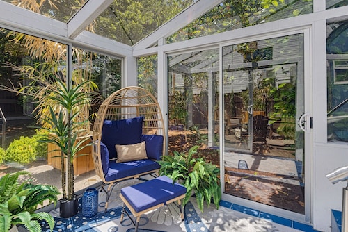 Bella Azul - Charming Home Minutes From Campus 3 Bedroom Home