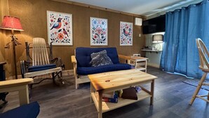 Condo, 1 phòng ngủ | Khu phòng khách | Smart TV 