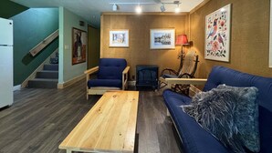 Condo, 1 phòng ngủ | Khu phòng khách | Smart TV 