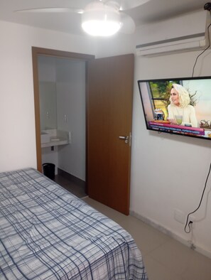 Iron/ironing board, internet, bed sheets - Luxury apartment one block from the beach in Praia de Itaparica. (Vila Velha)