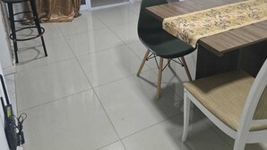 Un espace repas comprenant une table, des chaises, un canapé, un rideau et une porte coulissante.