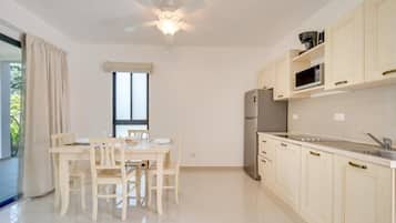 Standard-Apartment, Blick auf den Innenhof | Wohnbereich