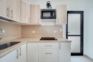 Superior Apartment, Patio, Courtyard View | Private kitchen | Fridge, microwave, stovetop, cookware/dishes/utensils
