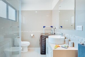 Appartement supérieur, patio, vue sur la cour intérieure | Salle de bain | Douche, bidet, serviettes fournies, savon