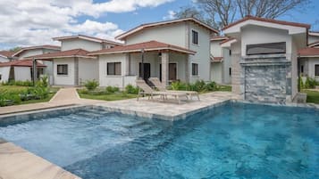 2 outdoor pools