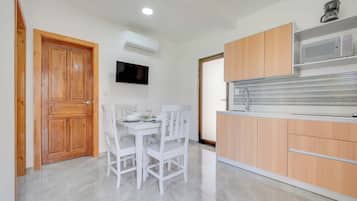 Superior Apartment, Patio, Courtyard View | Private kitchen | Fridge, microwave, stovetop, cookware/dishes/utensils