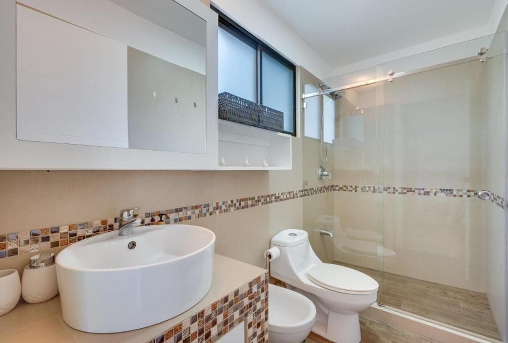 Vila, pemandangan halaman | Kamar mandi | Shower, kloset, handuk, dan sabun