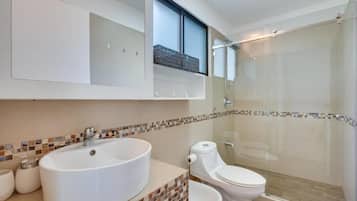 Vila, pemandangan halaman | Kamar mandi | Shower, kloset, handuk, dan sabun