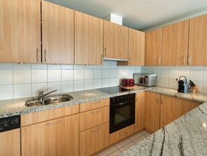 Kühlschrank, Mikrowelle, Geschirrspüler, Kochgeschirr/Geschirr/Besteck