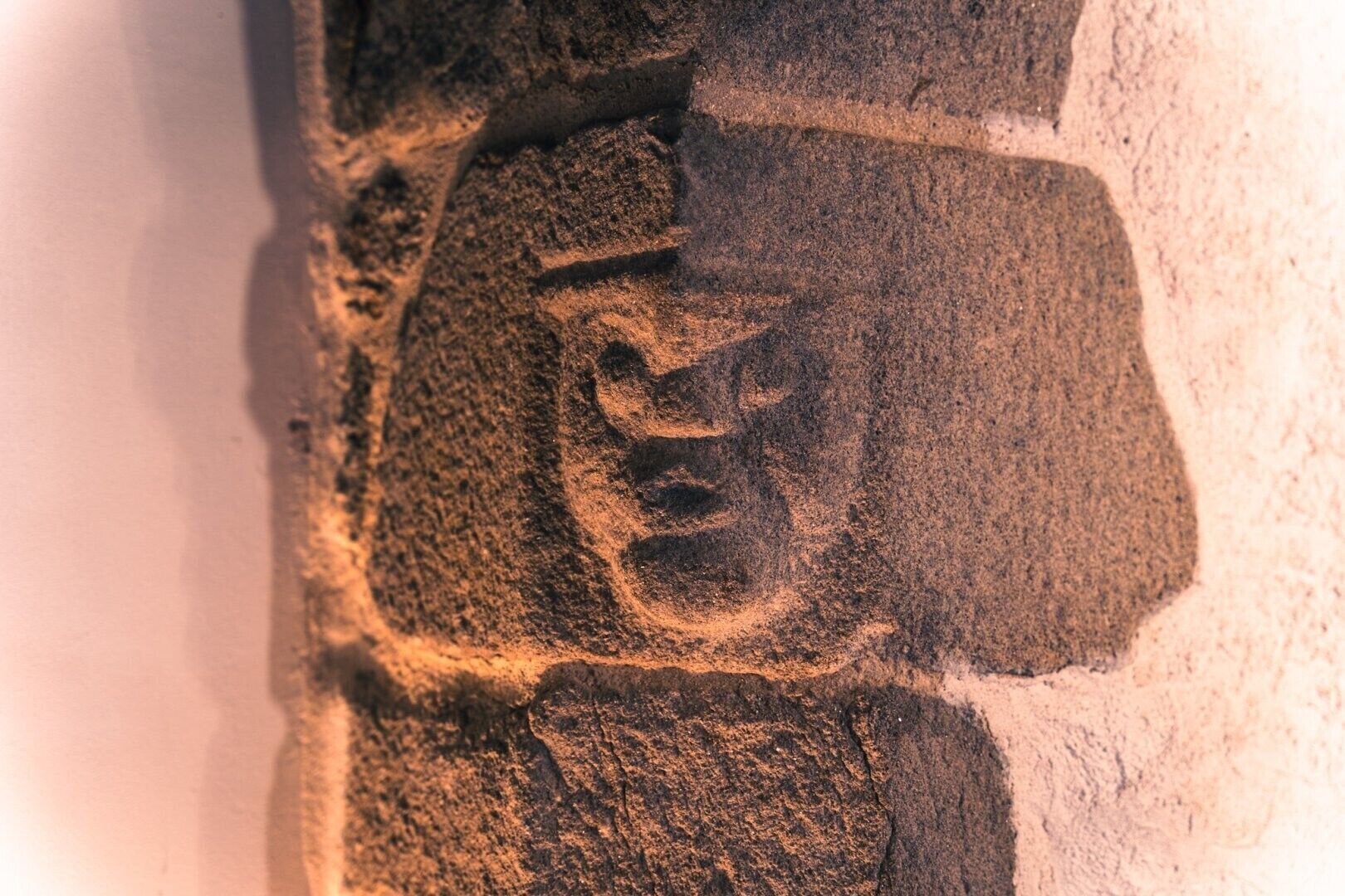 Un gros plan d’un mur de pierre orné de sculptures.