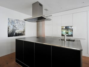 Kühlschrank, Geschirrspüler, Kochgeschirr/Geschirr/Besteck