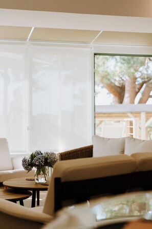A modern living room with a sofa, a coffee table, and a vase of flowers. -  Villa Dor Ar Mor (Carnac)