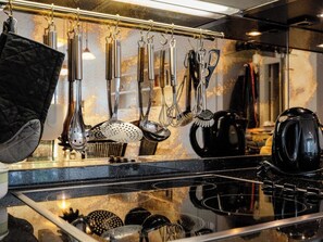 Kühlschrank, Mikrowelle, Ofen, Geschirrspüler