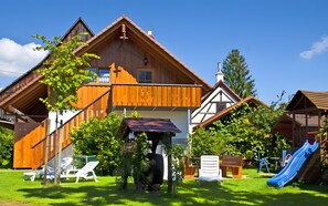 Property grounds - Apartment 'Alpenblick' with Lake View, Shared Terrace and Wi-Fi (Meersburg)