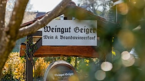 En skylt för Weingut Geiger, en vin- och spritbutik.