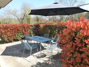 Outdoor dining - Gite louplàa – Renovated Farmhouse in a Rural Setting (Oloron-Sainte-Marie)