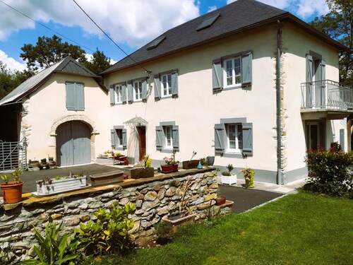 Gite louplàa – Renovated Farmhouse in a Rural Setting