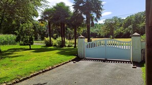 Property grounds - Gite louplàa – Renovated Farmhouse in a Rural Setting (Oloron-Sainte-Marie)