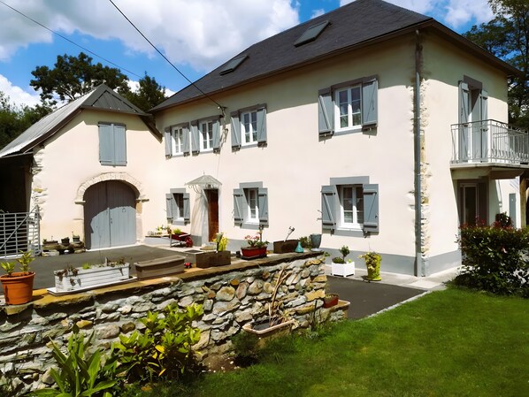 Exterior - Gite louplàa – Renovated Farmhouse in a Rural Setting (Oloron-Sainte-Marie)