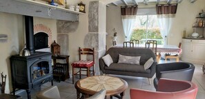 TV, fireplace - Gite louplàa – Renovated Farmhouse in a Rural Setting (Oloron-Sainte-Marie)