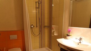 Ein Badezimmer mit Dusche, Toilette, Badewanne und Waschbecken.