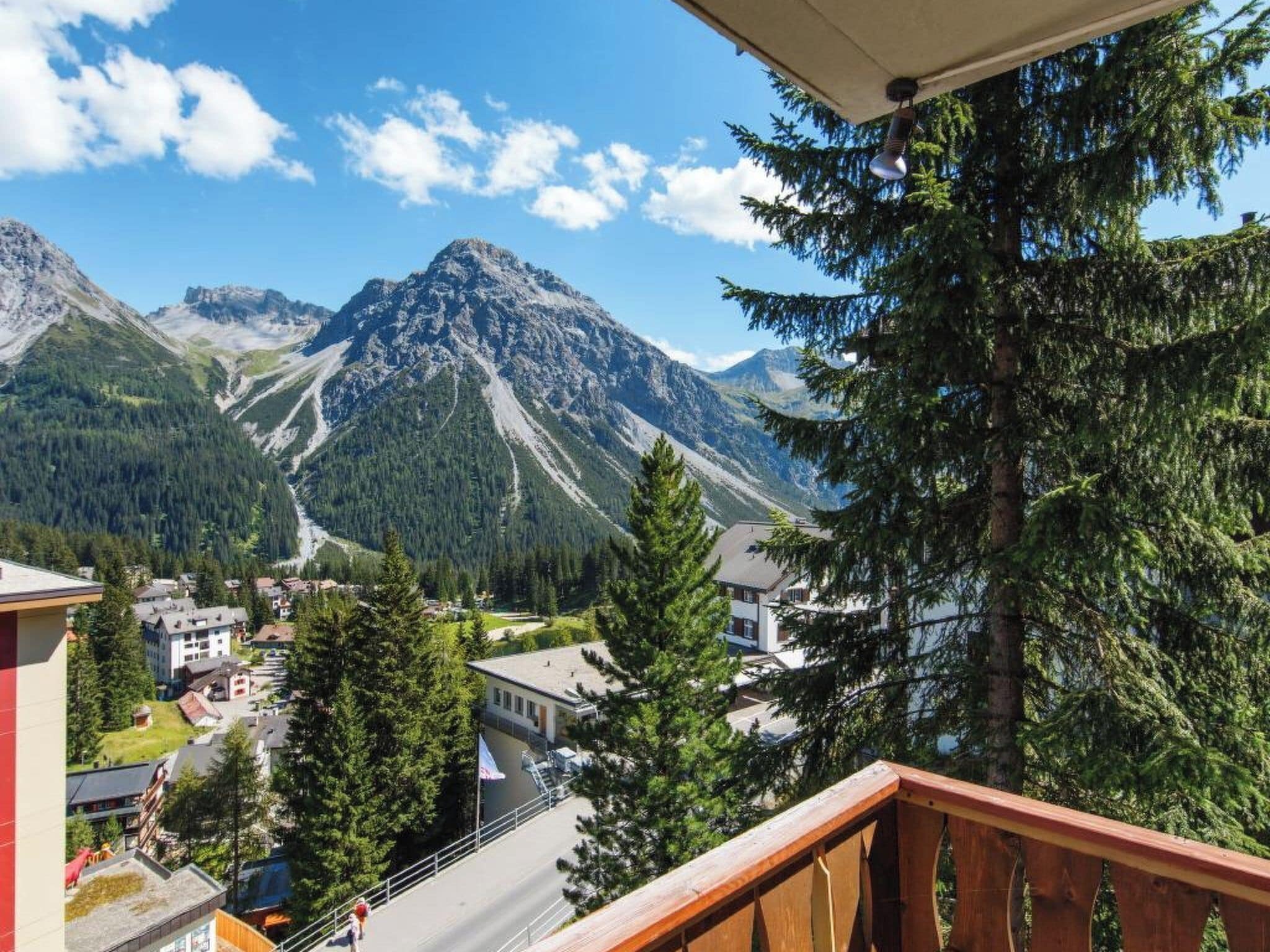 Bergblick mit Straße, Gebäuden und Bäumen.