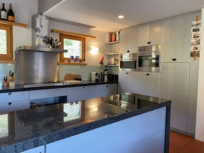 Kühlschrank, Ofen, Geschirrspüler, Kochgeschirr/Geschirr/Besteck