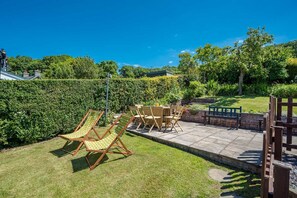 Outdoor dining - Holiday Home With Sea Views In Llanfairfechan | Uwch-Y-Mor (Llanfairfechan)