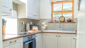 Private kitchen - Holiday Home With Sea Views In Llanfairfechan | Uwch-Y-Mor (Llanfairfechan)