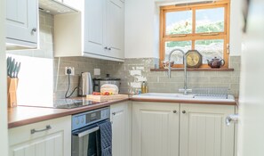 Fridge, microwave, oven, stovetop - Holiday Home With Sea Views In Llanfairfechan | Uwch-Y-Mor (Llanfairfechan)