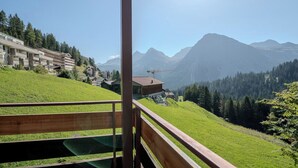 Ein Hotel mit Blick auf Berge und einen Hügel bewachsen mit Gras.